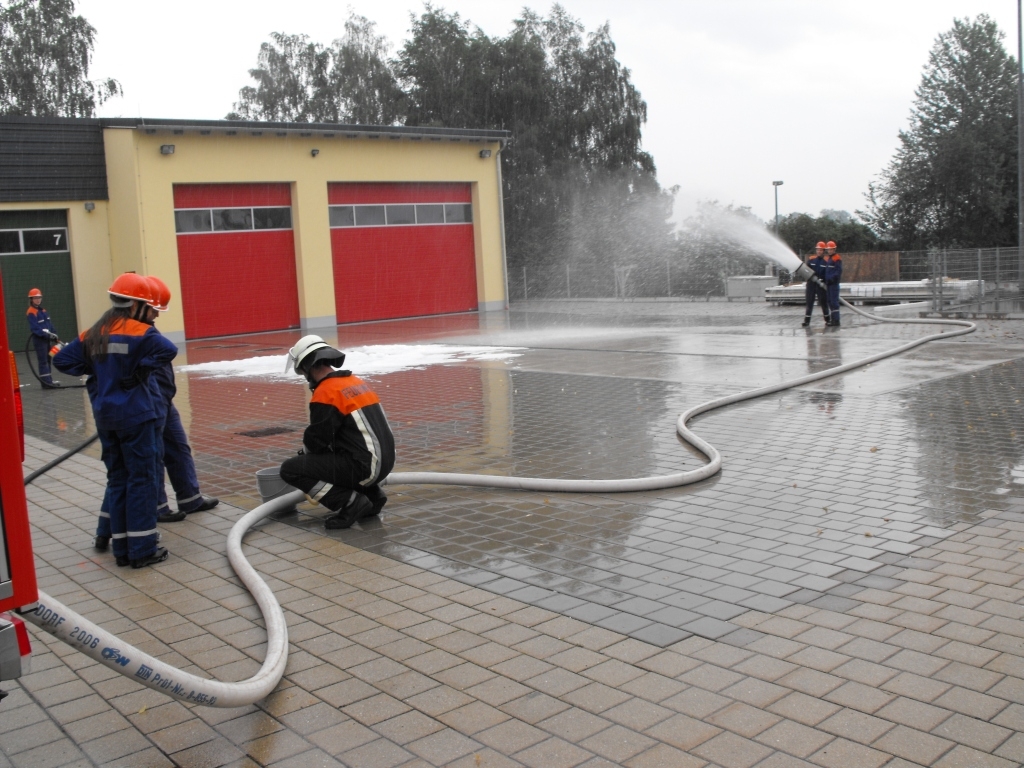 Jungendfeuerwehrübung zum Thema Schaum