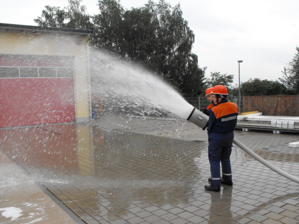 Jungendfeuerwehrübung zum Thema Schaum