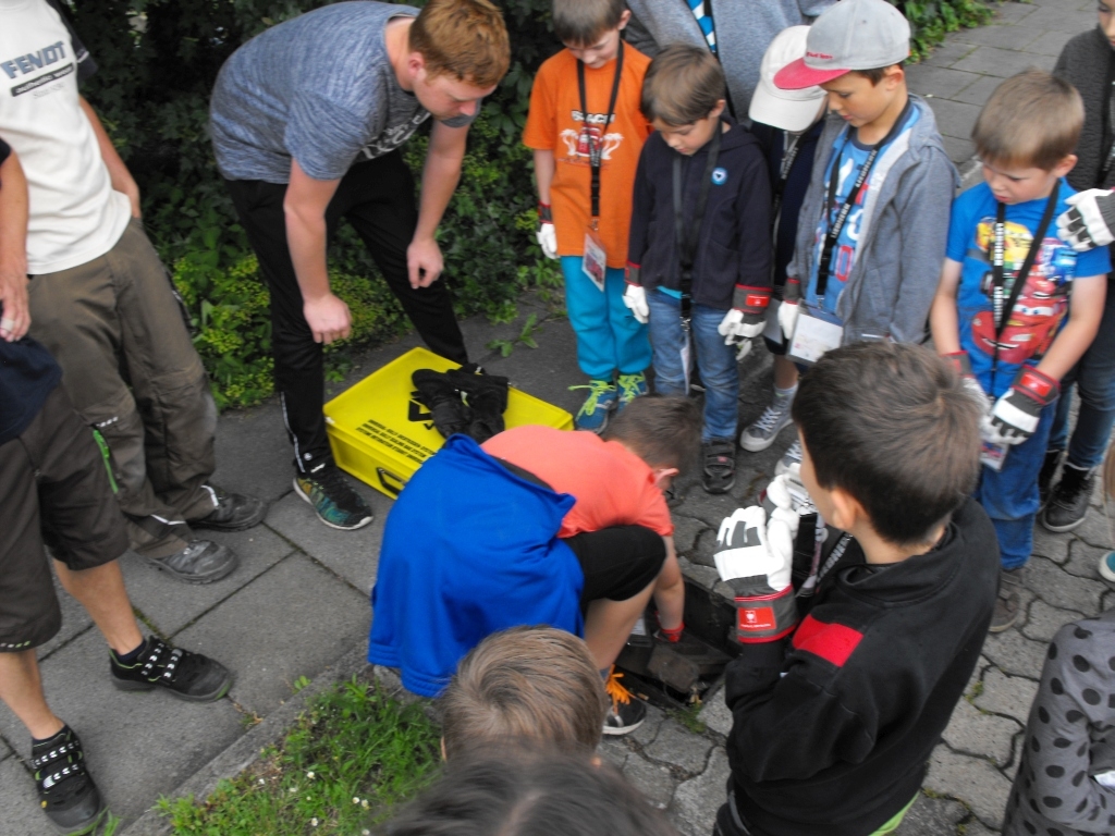 Kinderfeuerwehr am 02.07.16 zum Thema Abdichten