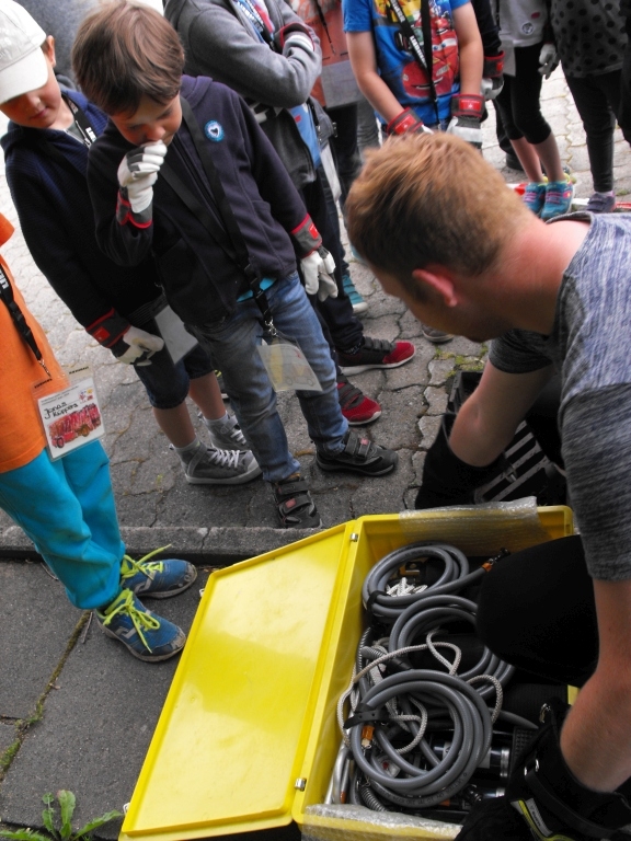 Kinderfeuerwehr am 02.07.16 zum Thema Abdichten